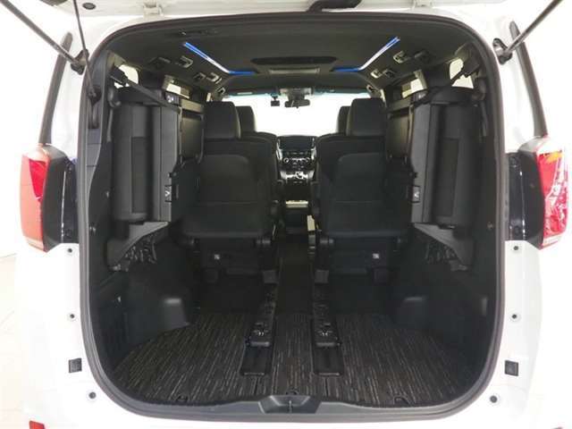 3列目シートは跳ね上げ式で折りたたみ可能です。キャンプ用品など大きな荷物もばっちり収納可能です！