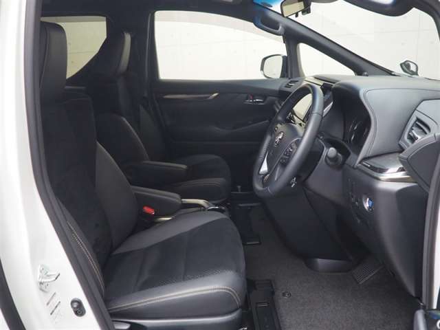 厚みのあるユッタリとしたシート、運転席も助手席もリラックスして座れます。