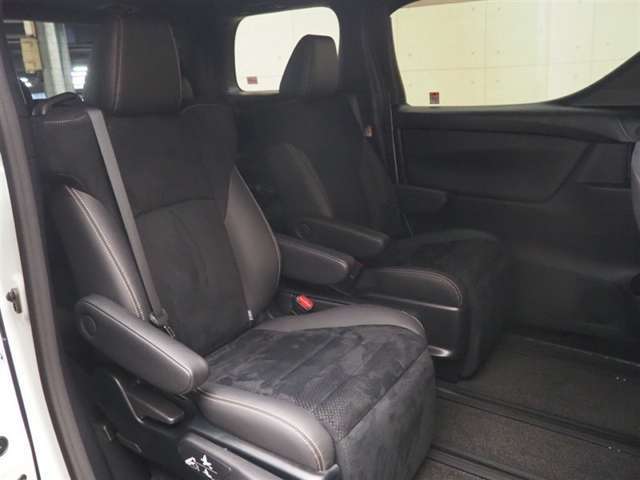 広々とした作りで乗り降りもラクラク♪大人の方でもゆったりくつろげるスペースを確保しています。