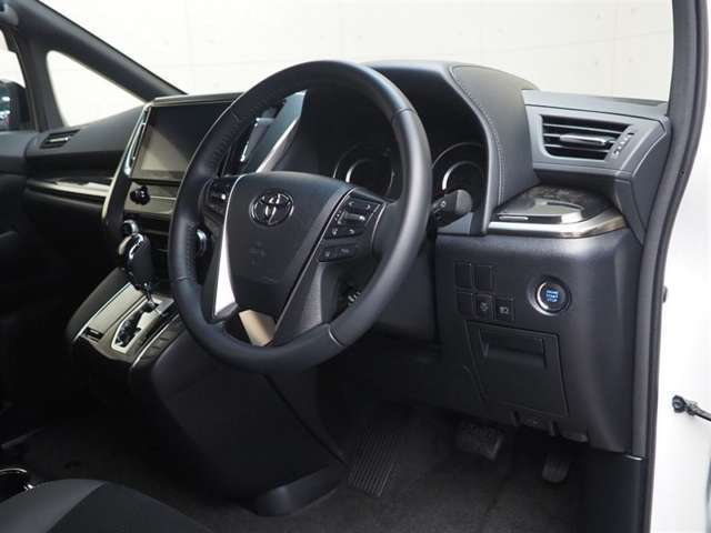 上質な革を使用することで、手にしっかり馴染みとても運転しやすいハンドルです♪