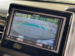 【バックカメラ】駐車時に後方がリアルタイム映像で確認できます。大型商業施設や立体駐車場での駐車時や、夜間のバック時に大活躍！運転スキルに関わらず、今や必須となった装備のひとつです！