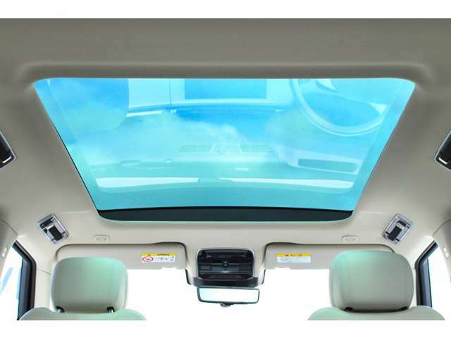 パノラミックルーフが装着されており、すべての座席で自然光あふれる開放的な雰囲気を演出。運転席頭上のスイッチで操作が可能です。