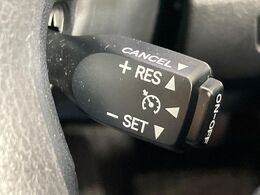 【クルーズコントロール】高速道路もラクラク走行。アクセルを離しても一定速度で走行ができ、長距離運転時の負担を軽減！加速・減速も簡単なスイッチ操作で調整できます。