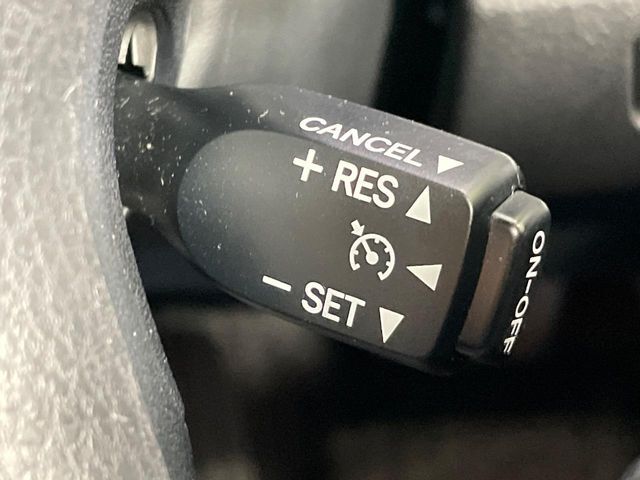 【クルーズコントロール】高速道路もラクラク走行。アクセルを離しても一定速度で走行ができ、長距離運転時の負担を軽減！加速・減速も簡単なスイッチ操作で調整できます。