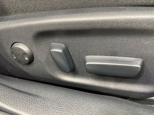 【運転席10WAYパワーシート】リクライニングからシートリフターまで、スイッチ一つで簡単にシートの微調整が可能！自分に最適なシートポジションにセットして、快適なドライブをお楽しみください。