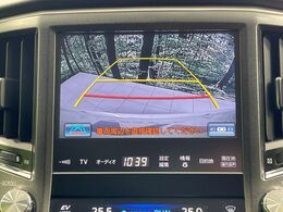 【バックカメラ】駐車時に後方がリアルタイム映像で確認できます。大型商業施設や立体駐車場での駐車時や、夜間のバック時に大活躍！運転スキルに関わらず、今や必須となった装備のひとつです！