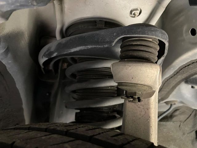 お車を安心してお乗りいただく為には、足回りの定期点検が欠かせません。サービスサポート（有償保証）では無料点検もご提供しており、安心のカーライフをお過ごしいただけるサポート体制が整っています。