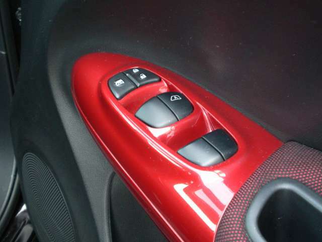 パワーウインドウのスイッチは運転席側に装備されています。ワンポイントの赤使いもオシャレです。
