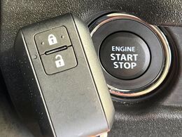 【キーレススタートシステム】カバンやポケットに入れたままでもドアの施錠・解錠が可能なスマートキーを装備。エンジンのオン・オフ時もカギを取り出す必要が無いからとっても便利です♪