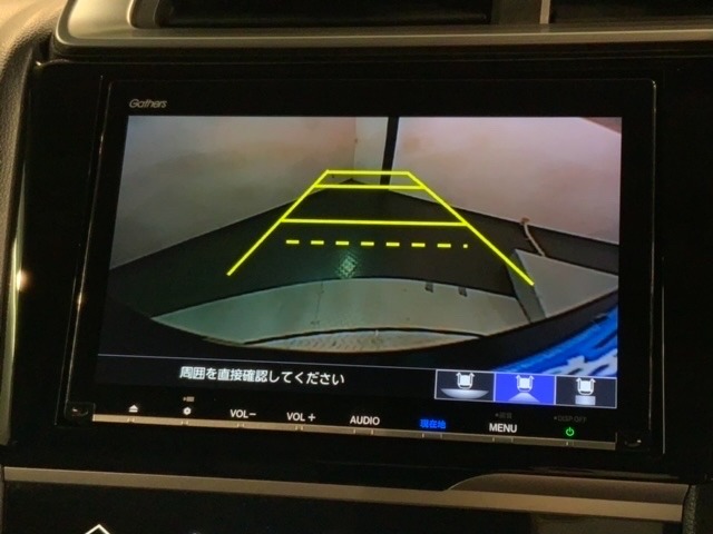 リバースギアに入れるだけで後方の表示へ切り替わります。夜間や雨の日の駐車も楽になりますよ。