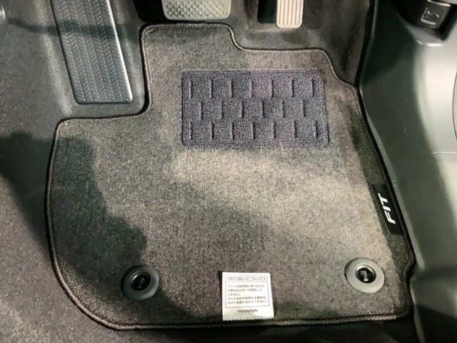 新品の純正フロアマット付きです。ドライブの際に気分良く乗って頂けます。