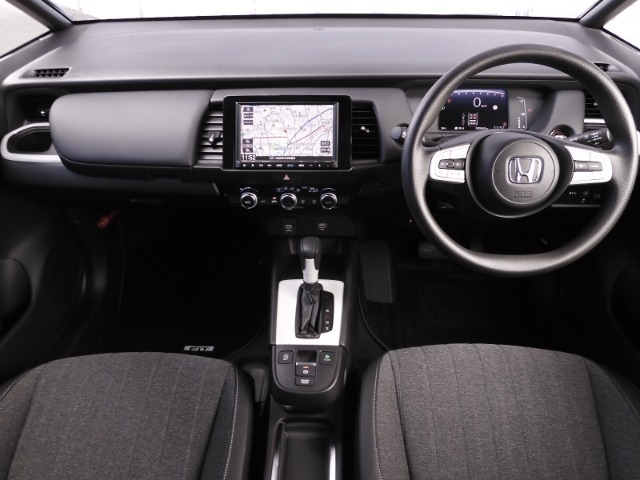 視界広々で非常に運転しやすくロングドライブでも疲れを感じさせないすっきりとまとまったインパネ周りです。