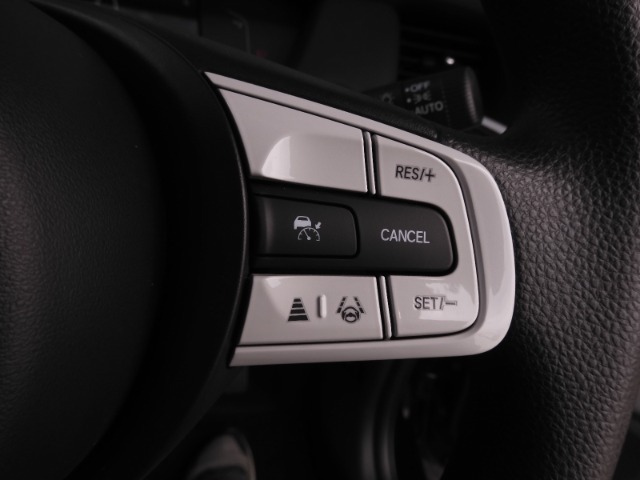 【アダプティブクルーズコントロール】予め設定した車速内でクルマが自動的に加減速。前走車との適切な車間距離を維持しながら追従走行します。【LKAS】車線維持支援システムでステアリング操作を支援。