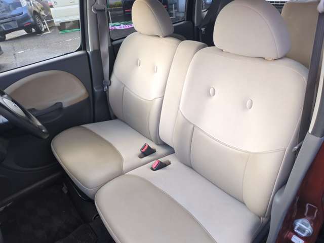 アームレスト付！足元広々でゆったり座れます♪