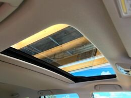 【サンルーフ】開放感たっぷりの希少装備、サンルーフが装着されています！車内に明かりを取り入れたり景色を楽しむ以外にも、車内の空気も簡単に換気できて快適です！
