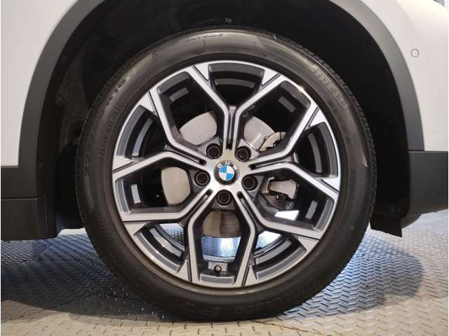 BMWの純正アロイホイールは軽量かつ強度にも優れているホイールで走行性能を引き上げる設計になっております。足元にもBMWは妥協がなくこだわっている個所になります。