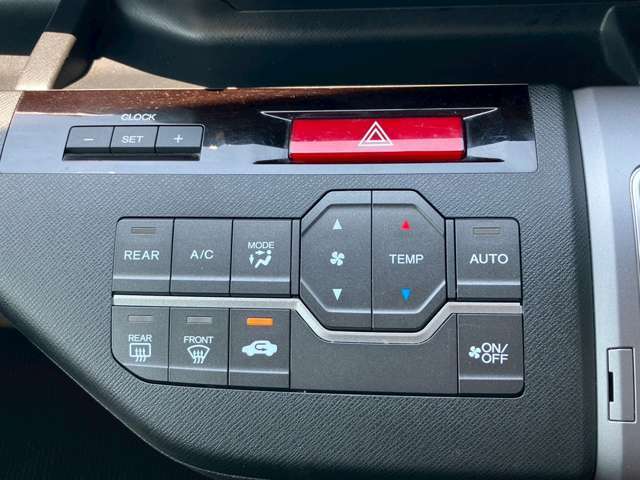 【オートエアコン】オートエアコンは温度を設定すれば自動で快適な状態をキープしてくれるので運転中の温度操作が減り安全面でも安心ですね。
