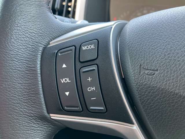【ステアリングスイッチ】オーディオのボリュームの調節や、ラジオのチャンネルの変更、電話の受け取りなどを可能にします。運転中に目線を下げずに操作可能です。