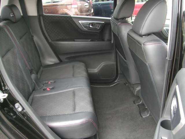後部座席も十分な広さがあります！シートを倒せば荷物もさらに沢山積めますね♪