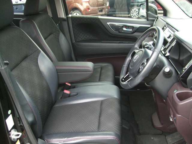 運転席はくつろぎのスペース♪ 車内をクリーニングしてお待ちしております！