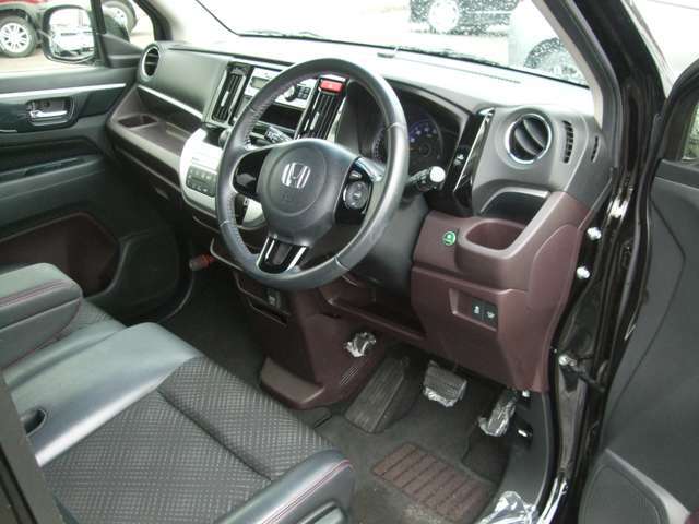 運転席・助手席の俯瞰視点です！乗った際のイメージが湧きますね！