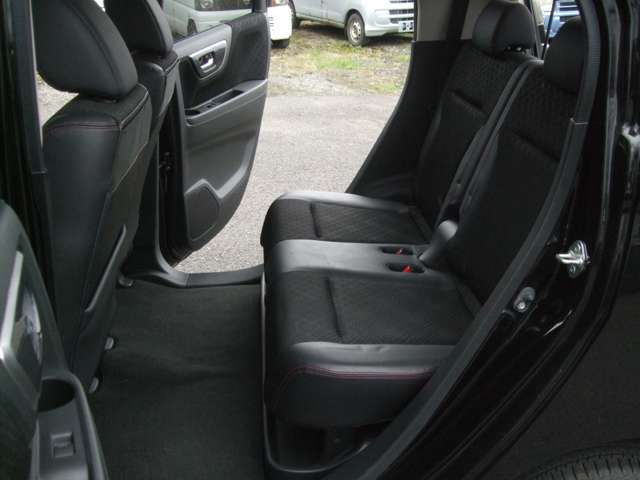 後部座席も十分な広さがあります！シートを倒せば荷物もさらに沢山積めますね♪