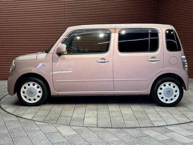 安心したお車をお選び頂けるように、当社では、鑑定車両を展示しております。第三者機関により、お車の品質を提示しております。