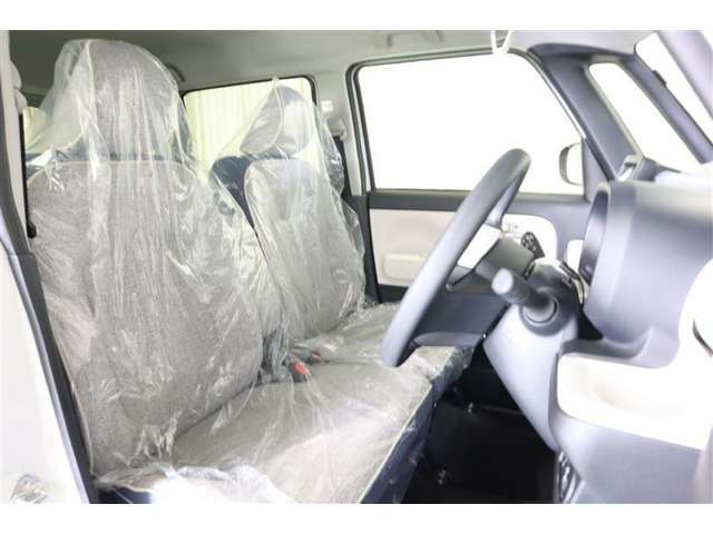 フロントベンチシートだから運転席足元もゆったり、広々快適です♪