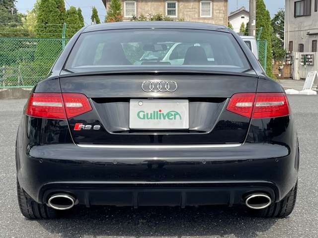 なかなか見ることのできないアンダーフロアですがスポーツカー選びの重要なチェックポイントです。当車両には、フロア・フレームに損傷、歪みなどもありません。