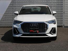 Audiの特徴シングルフレームグリルは力強さとエレガントな雰囲気を醸し出します。