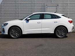 全車両に標準装備の純正アルミホイールは、純正ならではのバランスの良いデザインと、走行安定性をお楽しみ頂けます。