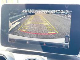 ●ガイドライン付きバックカメラ：不安な駐車もこれで安心！ガイドライン付きなので狭い箇所での駐車もラクラクです！