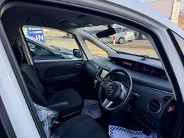 シンプルな運転席で、軽快なドライブを楽しめます！