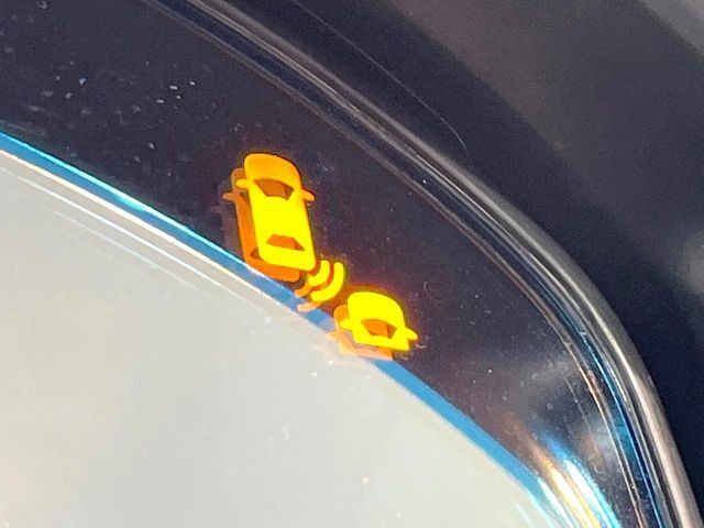 【ブラインドスポットインフォメーション】走行中、ドアミラーの死角になりやすい箇所に後続車が接近するとサイドミラー付近に警告を表示、ドライバーに注意喚起をしてくれます。