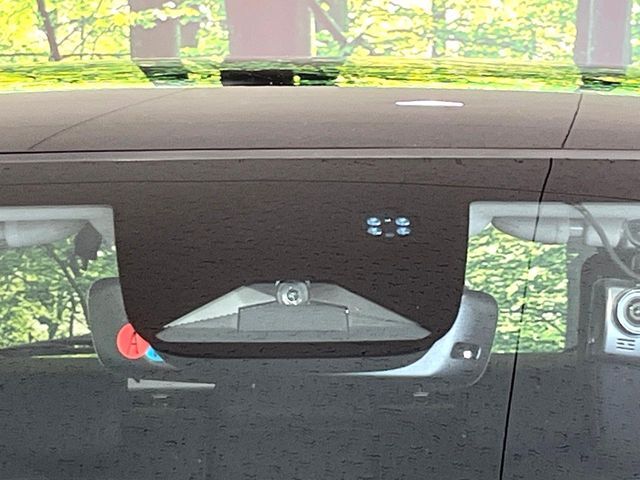 【ホンダセンシング】走行中に前方の車両等を認識し、衝突しそうな時は警報とブレーキで衝突回避と被害軽減をアシスト。より安全にドライブをお楽しみいただけます。