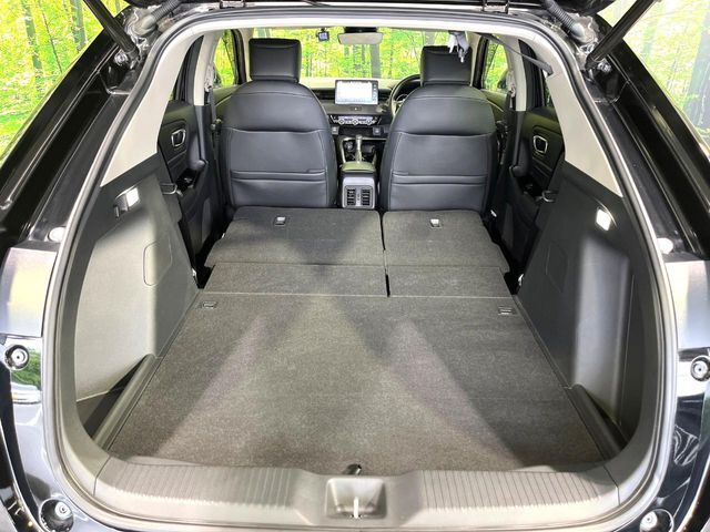 普段のお買い物や通勤、送迎等に十分な荷室スペースを確保しております。セカンドシートを倒すと、大きな荷物の積載も可能です♪