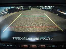 バックビューモニター　シフトレバーを「R」位置にすると、自動的に後方の画像を表示します。車庫入れなどでバックする際に後方確認ができて便利です。