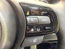 【アダプティブクルーズコントロール】高速道路での長距離走行が楽に！！自動で速度を保つクルーズコントロールが、衝突軽減システムと連携し、前方の車両を感知して車間を保つように速度調節してくれます！！