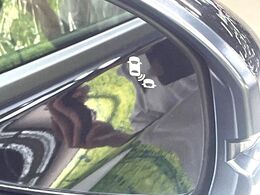 【ブラインドスポットインフォメーション】走行中、ドアミラーの死角になりやすい箇所に後続車が接近するとサイドミラー付近に警告を表示、ドライバーに注意喚起をしてくれます。