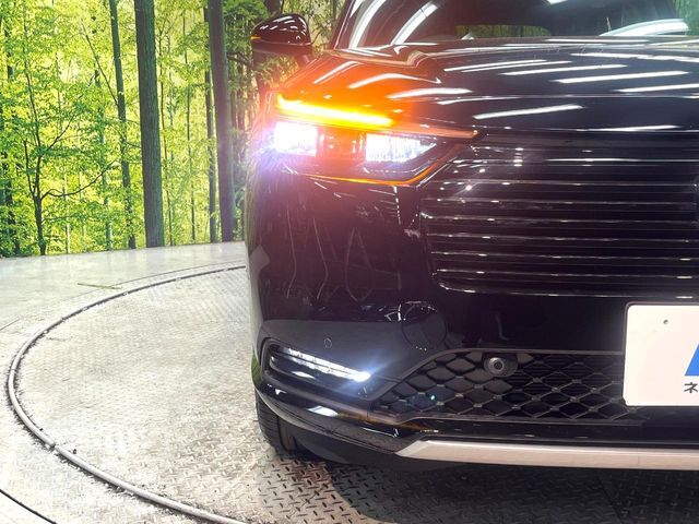 【LEDヘッドライト】悪天候や夜間走行時も良好な視界を確保し安心して運転できる高輝度LEDヘッドライトを装備！点灯速度が早く、消費電力も抑えられています。