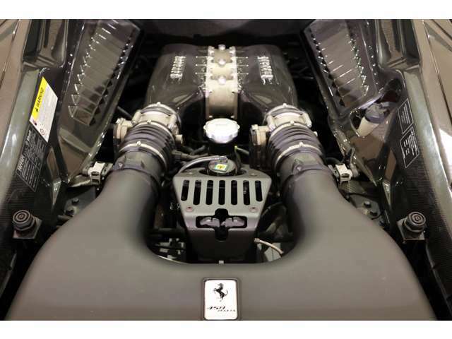 4.5L V8-90°エンジン(570CV)