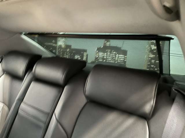【電動リアサンシェード】高級車の後席に搭載されるサンシェードは電動格納致します。