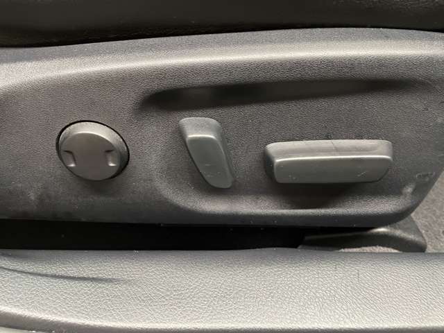 【パワーシート】電動でシートポジションの変更が可能です。手動式より細かくシート設定が可能ですのでより快適な姿勢でドライブを楽しんで頂けるでしょう。