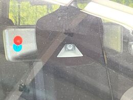 【インテリジェントエマージェンシーブレーキ】フロントカメラで前方の車両や歩行者を検知。衝突しそうな時は衝突被害軽減ブレーキが作動、衝突回避をサポート。より安全にドライブをお楽しみいただけます。