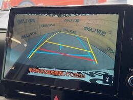 【バックカメラ】駐車時に後方がリアルタイム映像で確認できます。大型商業施設や立体駐車場での駐車時や、夜間のバック時に大活躍！運転スキルに関わらず、今や必須となった装備のひとつです！