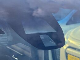 【シティブレーキアクティブシステム】低速走行中に前方の車両等を認識し、衝突しそうな時は警報とブレーキで衝突回避と被害軽減をアシスト。より安全にドライブをお楽しみいただけます。