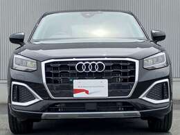 Audiでは2004年以降、この逆台形型のシングルフレームグリルを採用しています。他ブランドのフロントマスクデザインにも大きな影響を与えています。