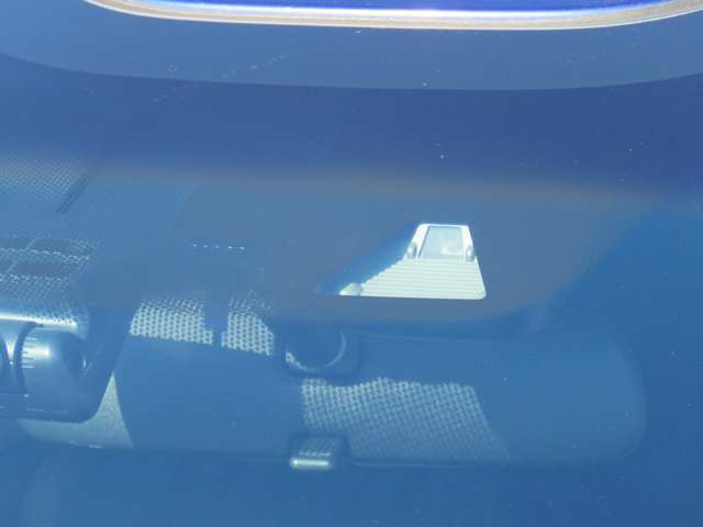 ☆衝突被害軽減ブレーキ装備なので、フロントカメラで前方車両を検知しドライバーに回避操作を促し、万が一の時は自動で緊急ブレーキが作動します！！