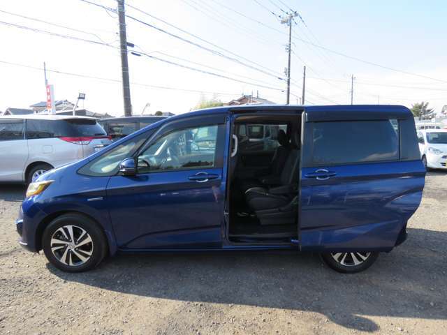 両側パワースライドなので風の強い日に隣の車などに誤ってドアをぶつけてしまう心配もありません！！またお荷物の出し入れやご年配の方や小さなお子様の乗り降りも楽々です！！