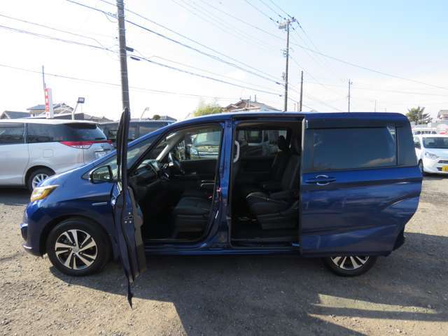 傘やお荷物を持っての乗り降りはもちろん、風の強い日や狭い場所に駐車した時でも壁や隣の車にドアをぶつける心配もありません！！